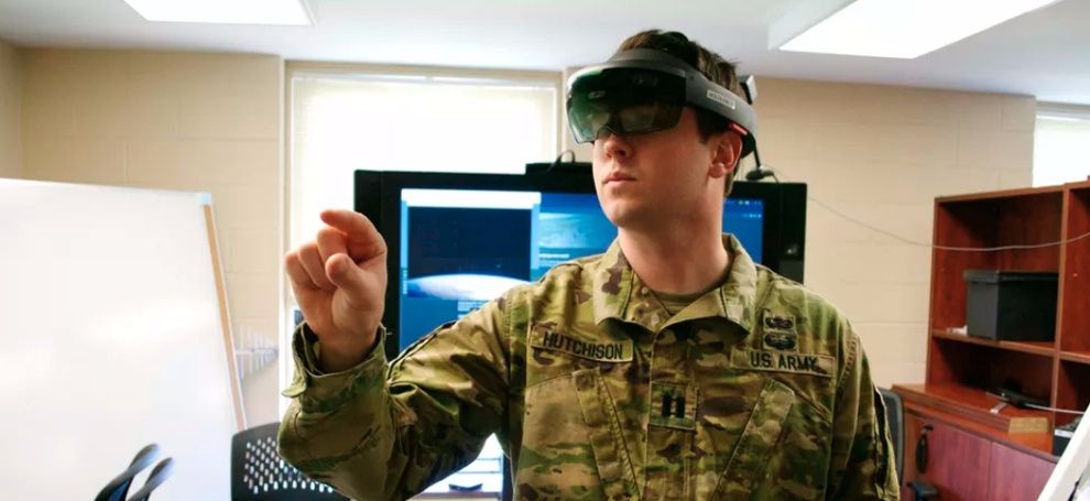 Компания Microsoft поставит 100 000 гарнитур HoloLens армии США