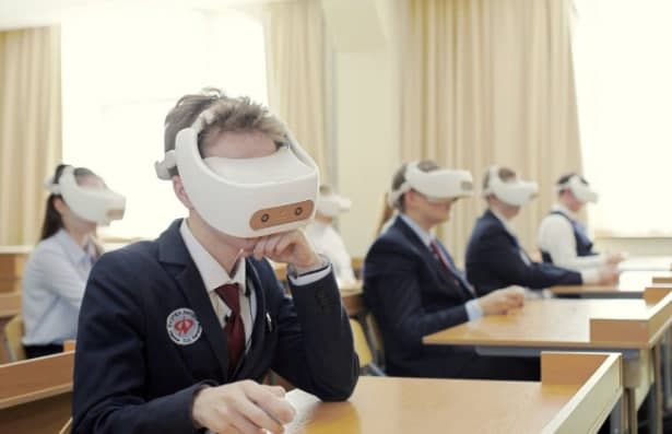 Более 1000 школ в России оборудованы VR-техникой, но учителя ждут качественный контент