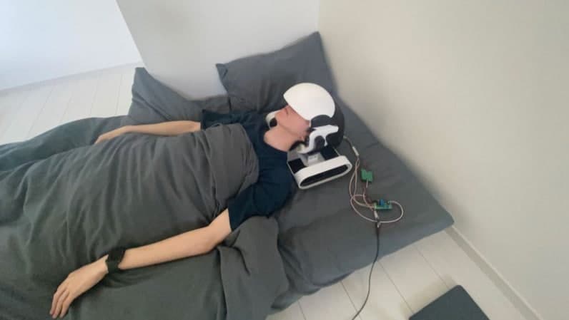 Японская VR гарнитура предназначена для использования в постели